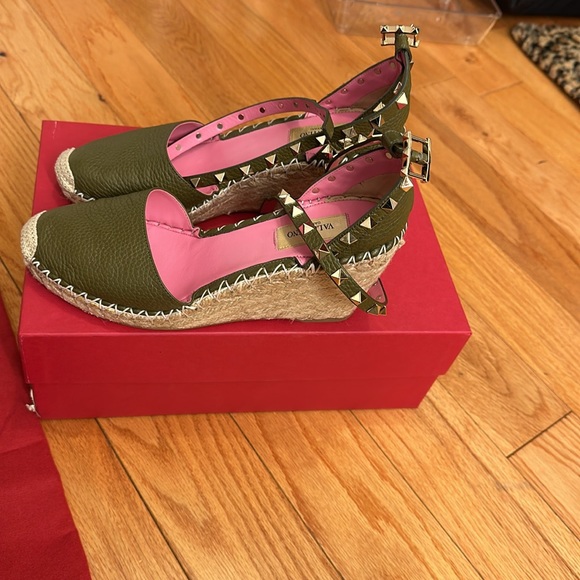Valentino espadrilles khaki green rockstud, pink interior size 37 worn once - Picture 2 of 4